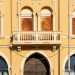 Il primo livello  contraddistinto da finestre ad arco, con decori a dentelli e a rosette, da unelegante balconata centrale e da una merlatura sul parapetto
